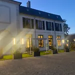 Au Château Hotel