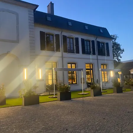 Au Chateau Hotel
