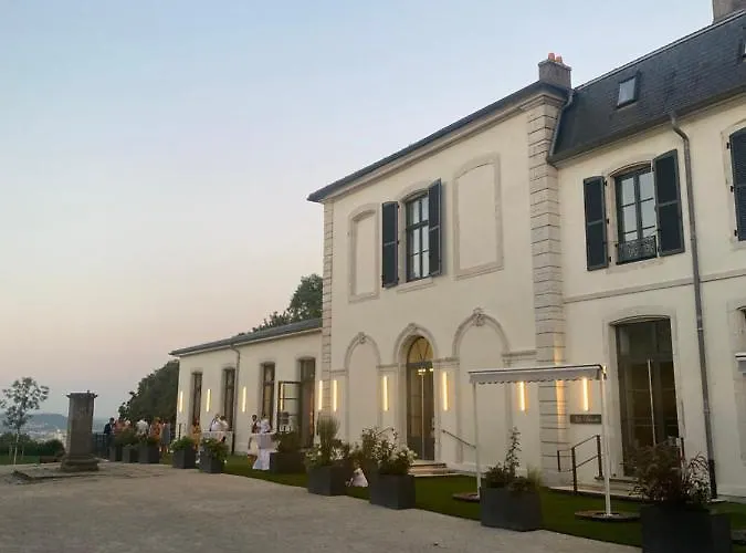 Au Chateau Отель 3*