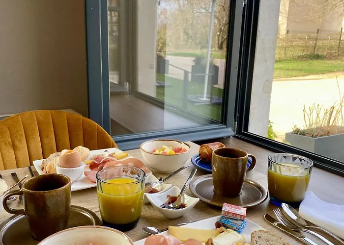 Au Chateau Отель 3*