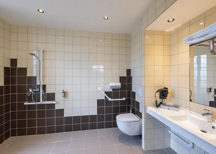 Au Chateau Отель 3*